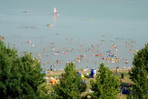 Balatongyörök Balaton strand nyár, fürdőzők a vízben